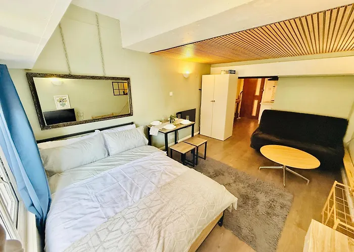Stylish & Central Your East London Hideaway