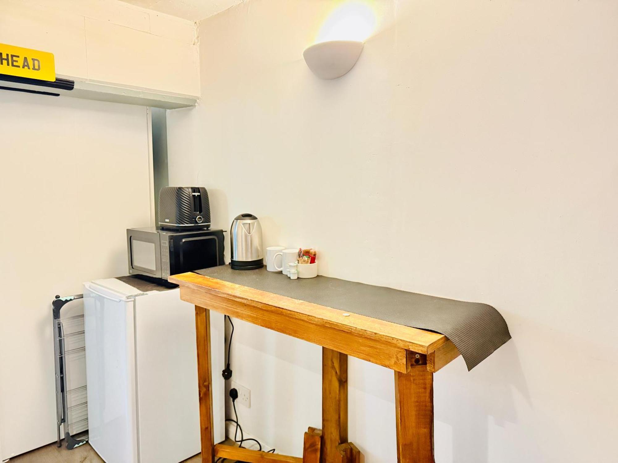 Stylish & Your East Hideaway Apartment London
