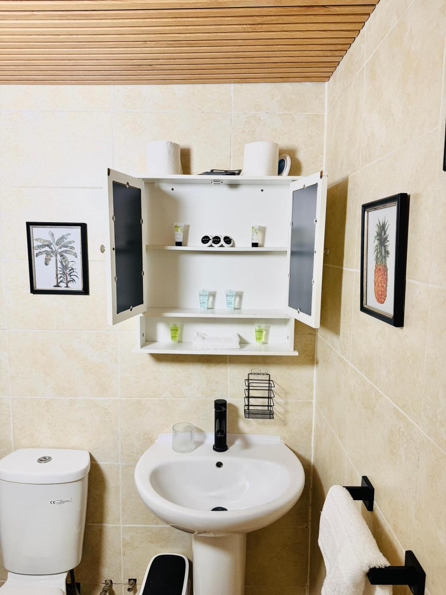 Stylish & Your East Hideaway Apartment