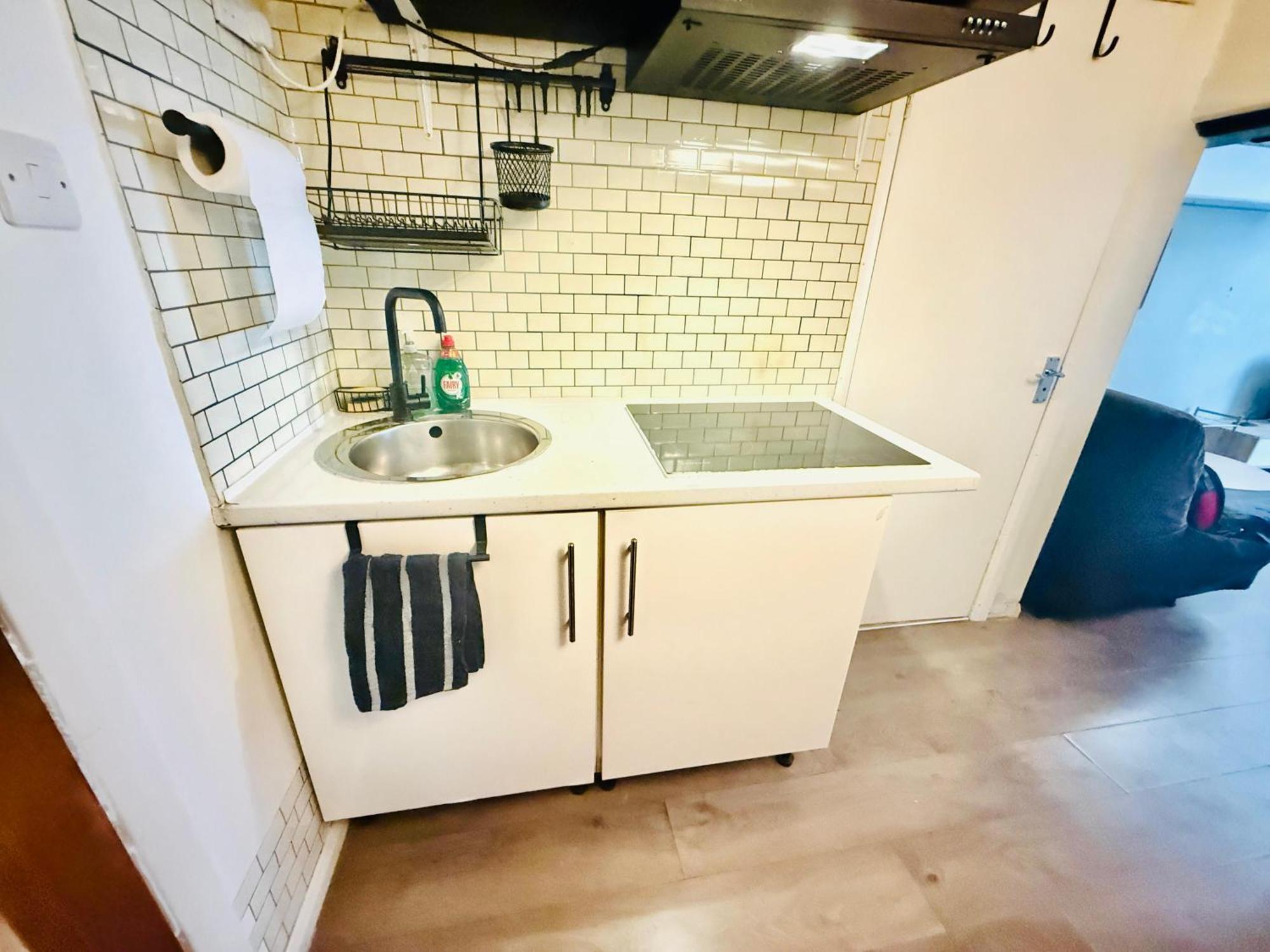 Stylish & Your East Hideaway Apartment *