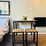 Stylish & Central Your East London Hideaway